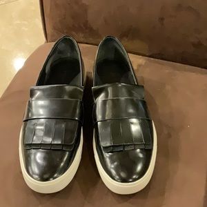 VINCE SLIP ON SNEAKER IN SIZE 8